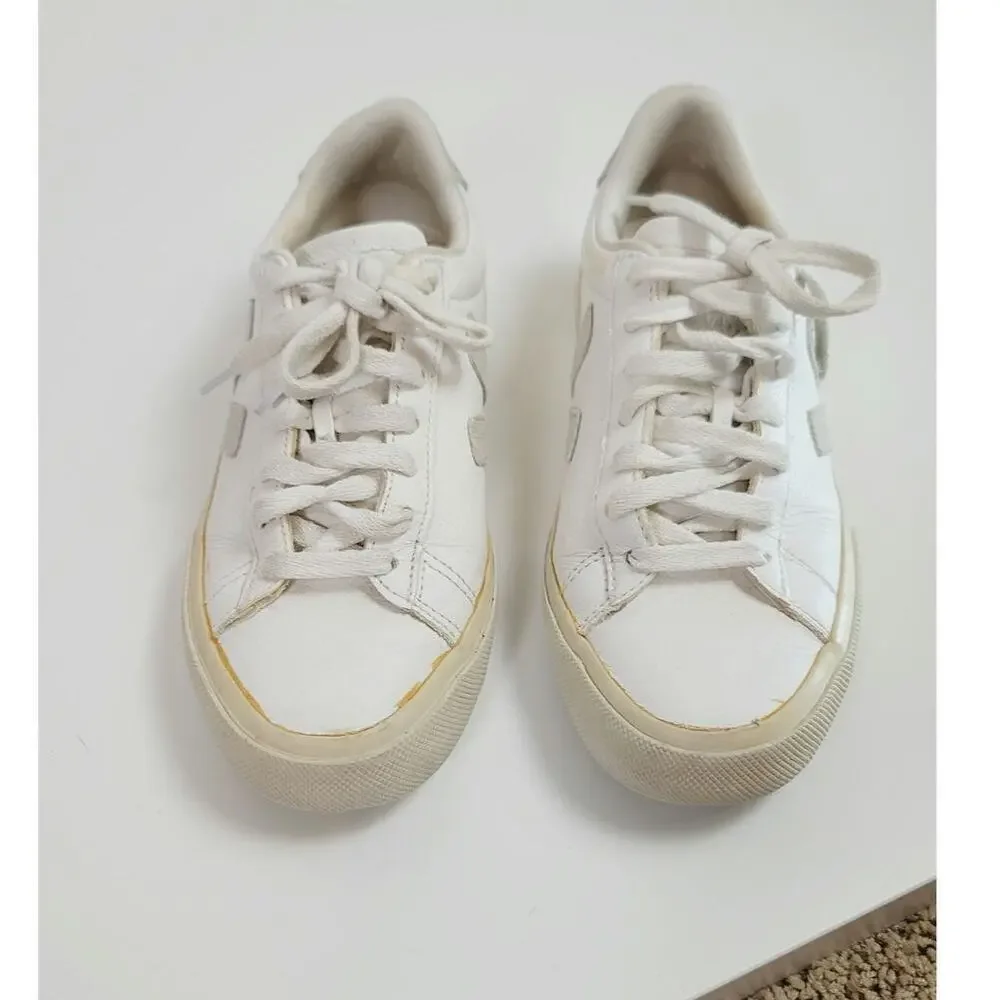VEJAS CAMPO LEATHER SNEAKERS IN WHITE/GRAY, SZ 5